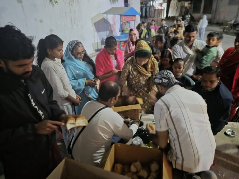 पूर्णिमा के अवसर पर श्री भैरव धाम मंदिर पर प्रसाद वितरण